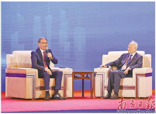 12月2日，2023年“读懂中国”国际会议（广州）正式开幕。在午餐演讲环节，郑永年（左）与崔天凯进行了一场精彩对话。