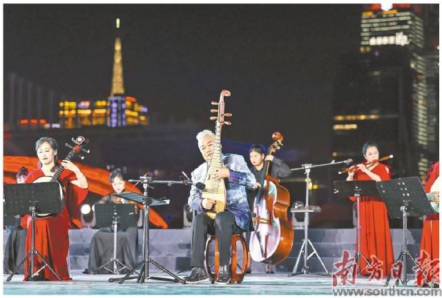 “读懂广州十周年”文化展演上，方锦龙领奏民乐《茉莉花》。