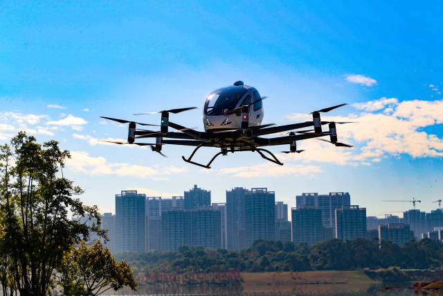 亿航EH216-S无人驾驶航空器全球商业载人首飞演示活动在中新广州知识城举行。