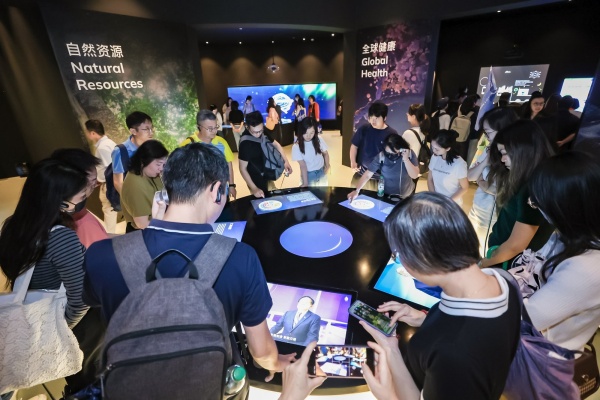 图5 参会人员参观科普资源单位.jpg