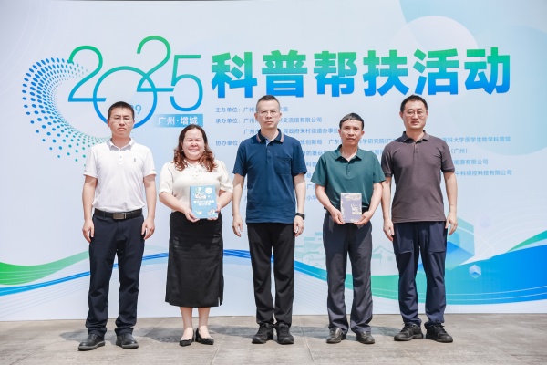 图2.现场捐赠科普图书.jpg